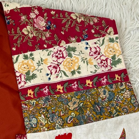 Rooster Table Runner Embroidered Crocheted Detail Floral Ruffle Trim - Picture 4 of 4